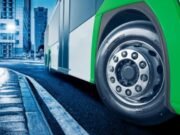 Prometeon desenvolve pneu para atender peso de ônibus elétricos