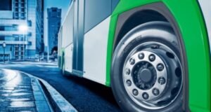 Prometeon desenvolve pneu para atender peso de ônibus elétricos
