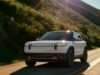 Rivian unifica telas e comandos digitais de seus veículos