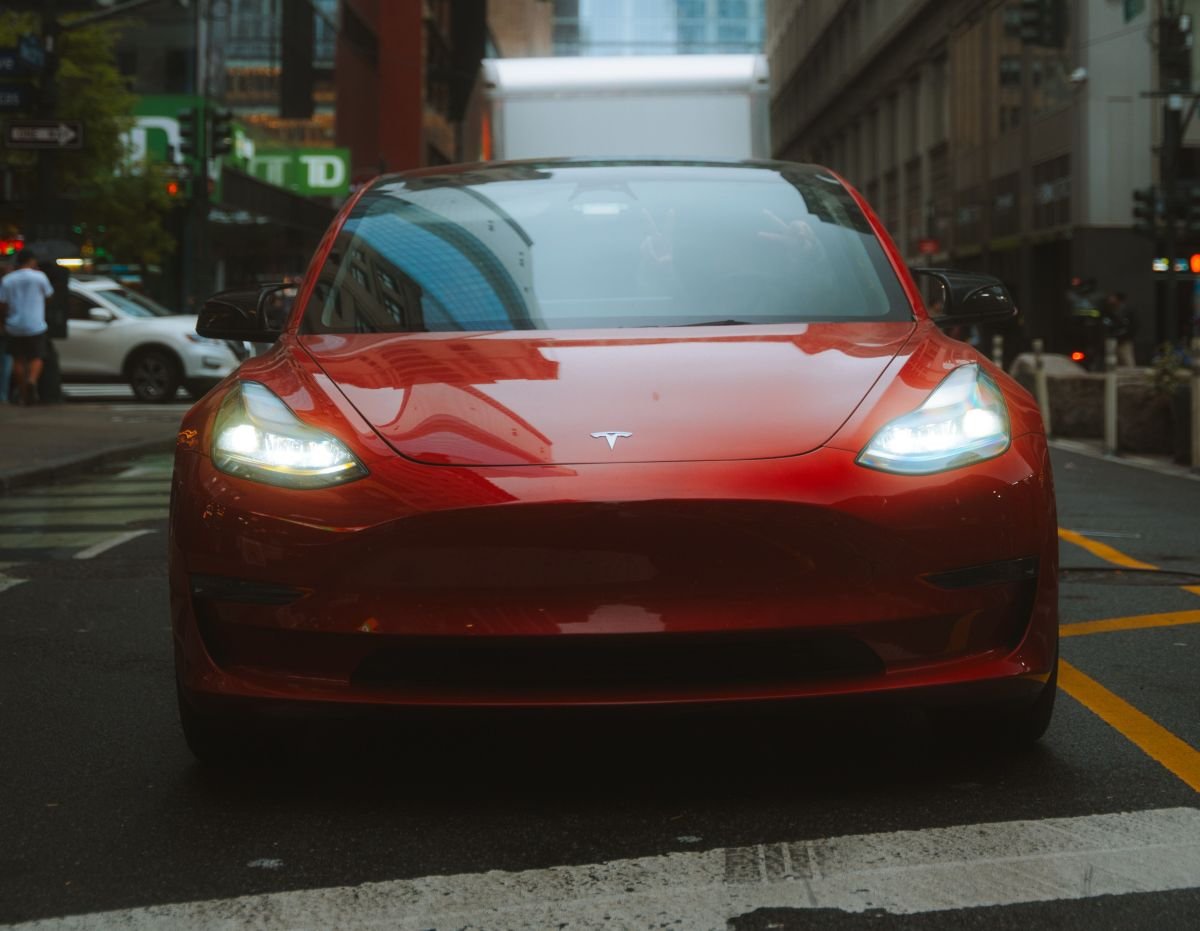 Foto de uma Tesla em ambiente urbano