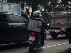 Pontos cegos exigem atenção de motoristas e motociclistas