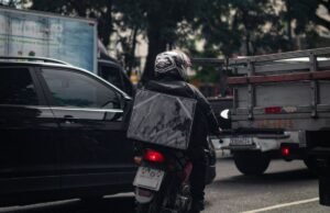 Pontos cegos exigem atenção de motoristas e motociclistas