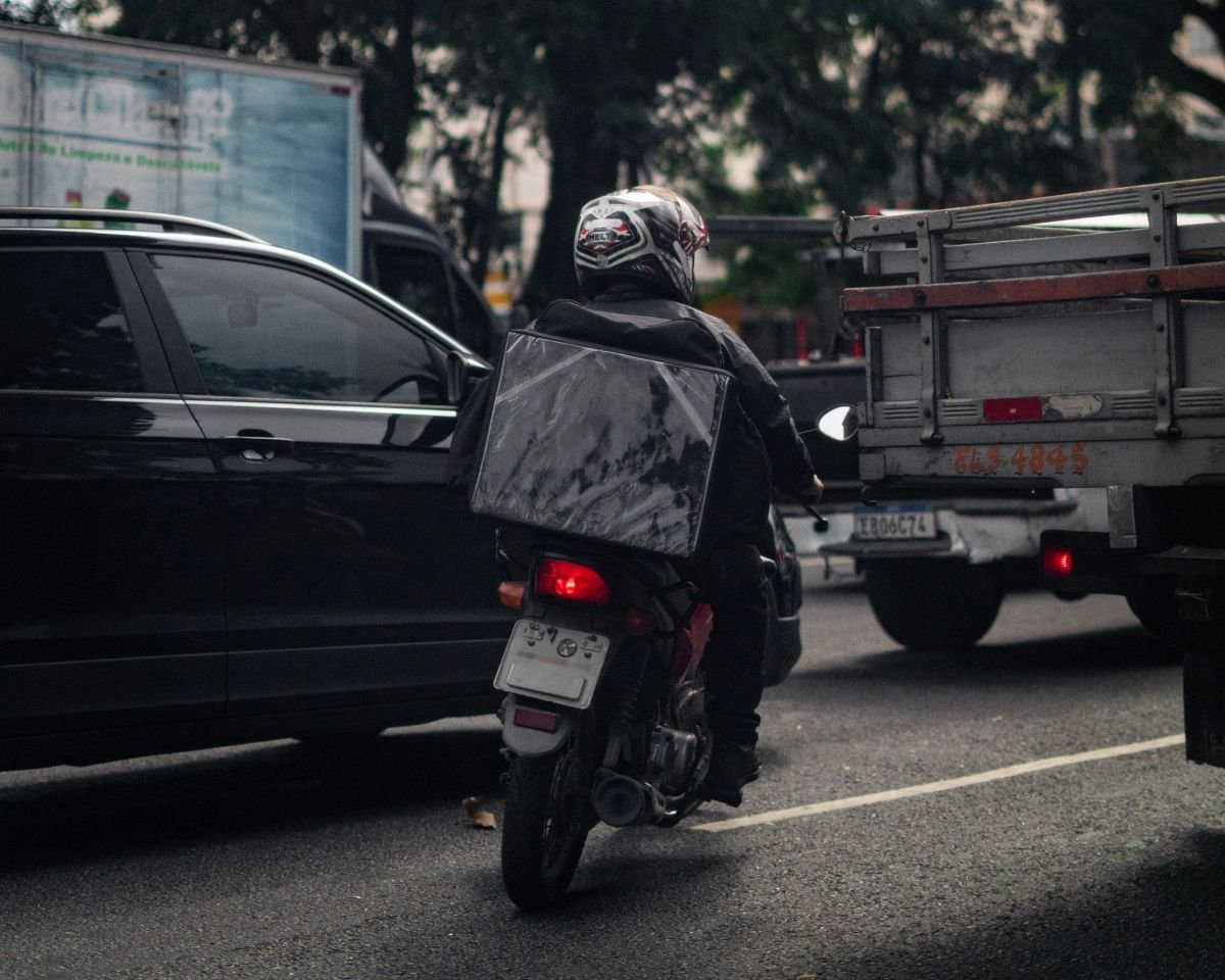 Motorista atento ao trânsito
