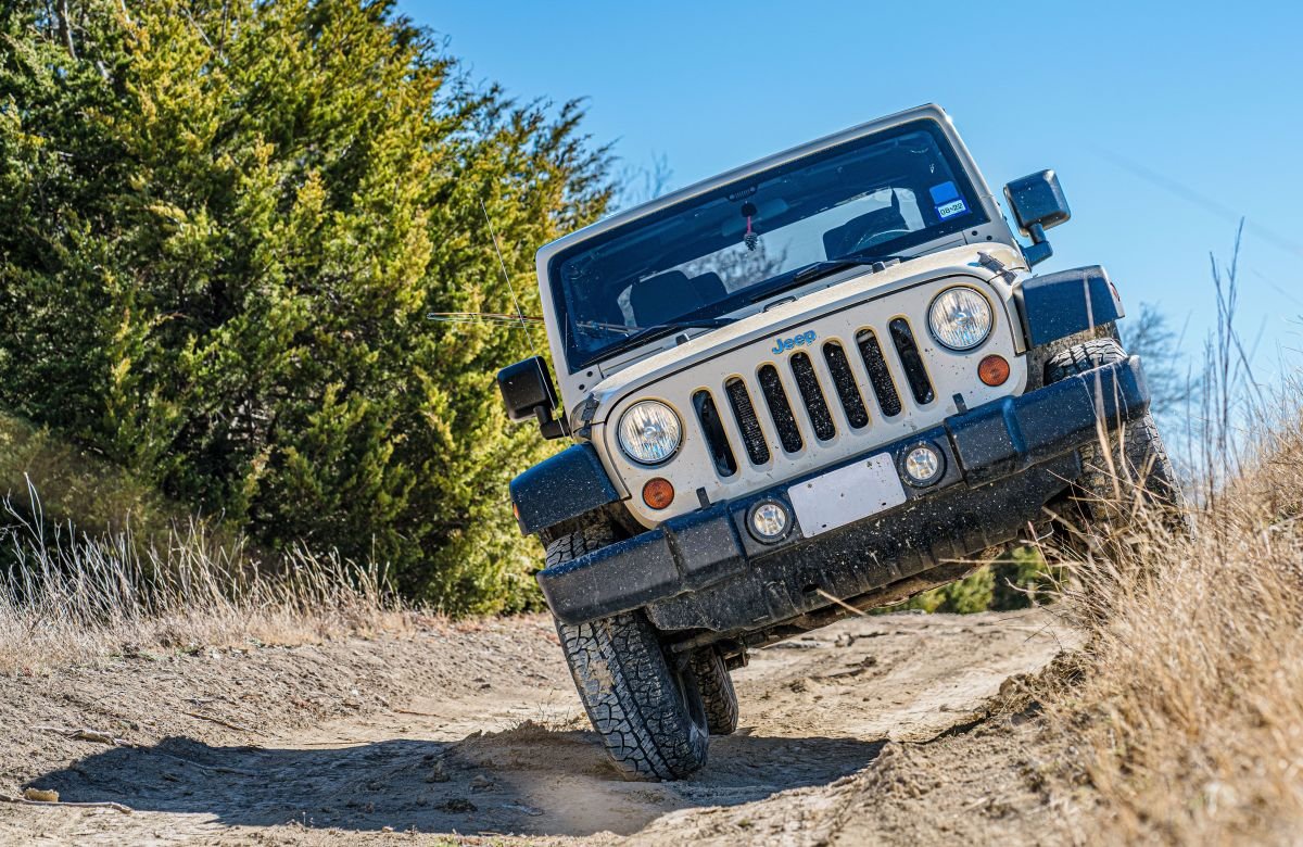 Veículo Jeep em um ambiente rural