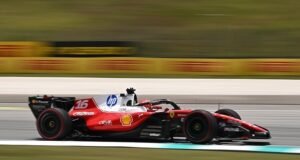 Leclerc lidera TL2 da F1 com degradação de pneus em Sepang