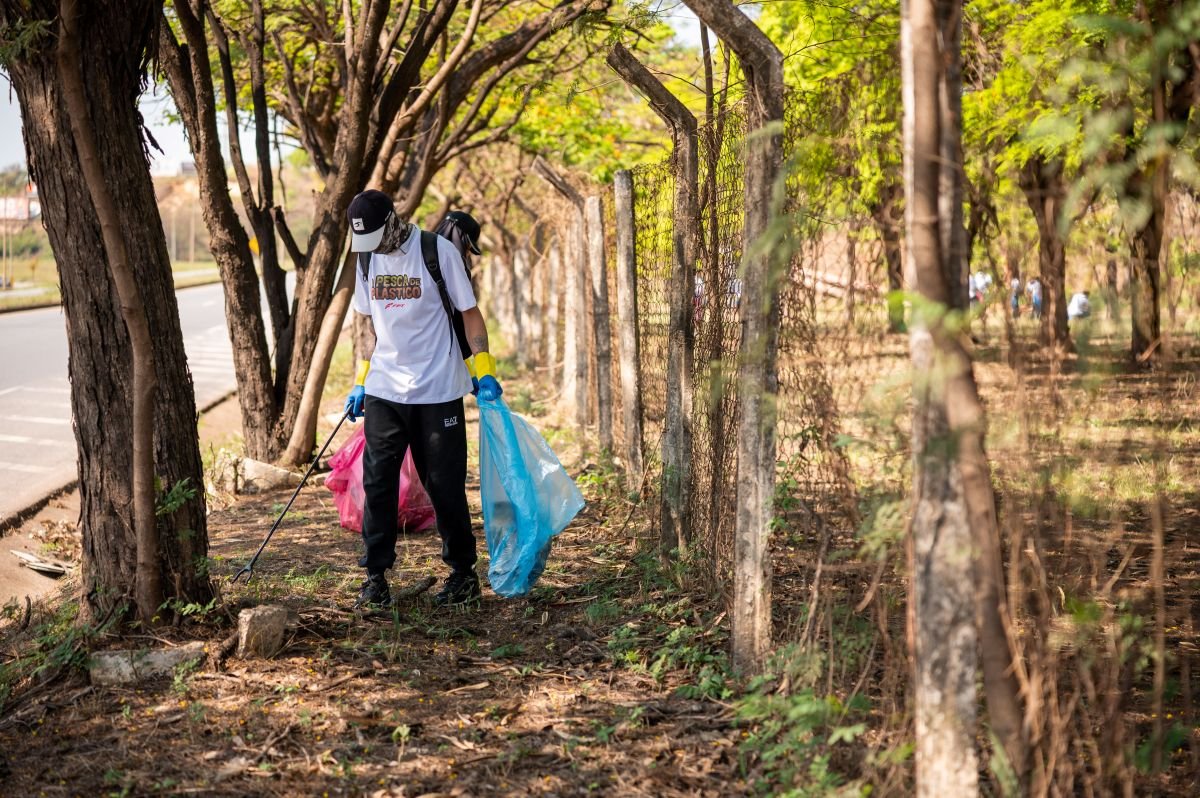 Voluntários em ação no mutirão