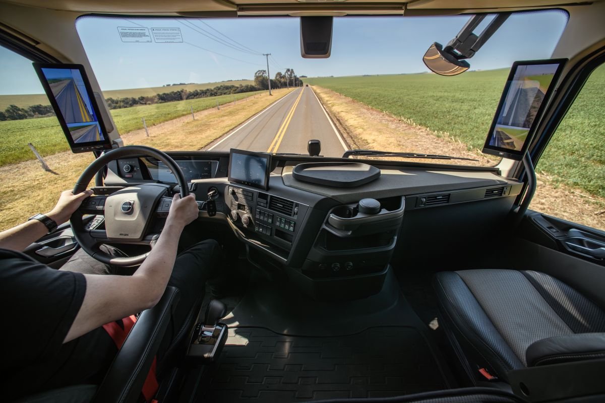 Tecnologia de segurança Volvo na Fenatran 2026